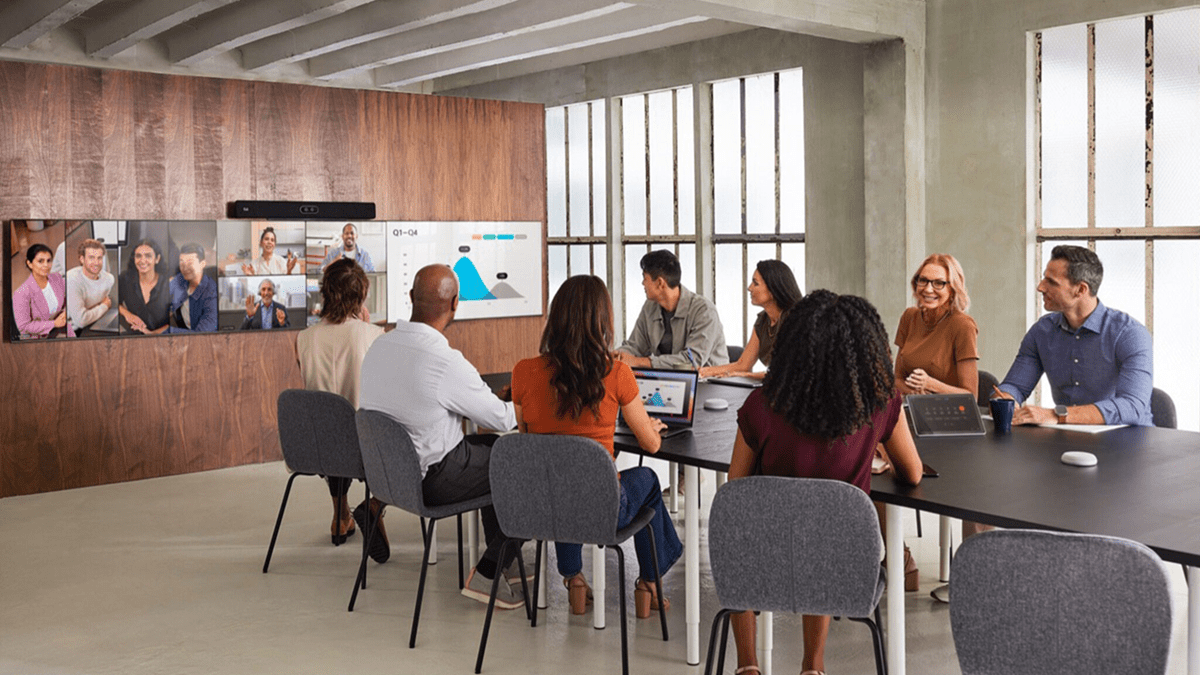 Participants of a hybrid meeting using Cisco’s video conferencing solutions, including the Room Bar Pro and Board Pro G2 with AI Virtual Lens