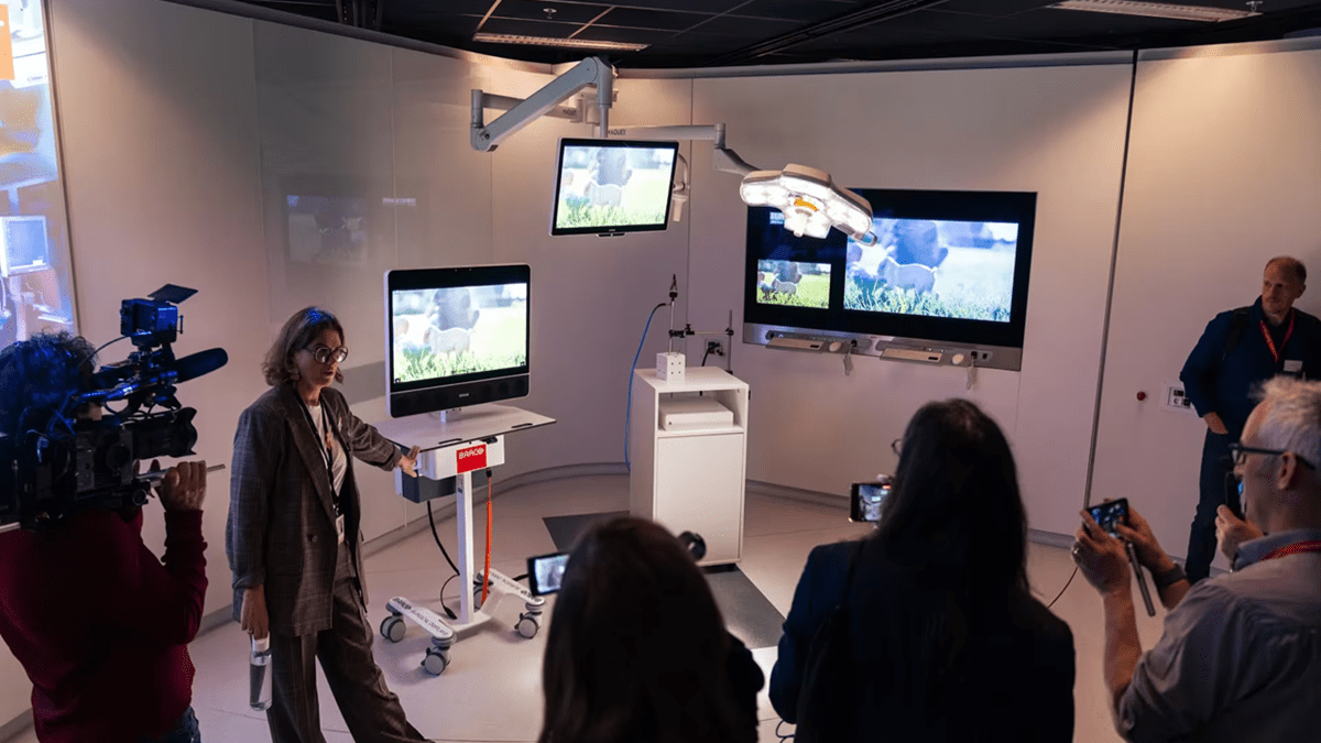 Barco’s Healthcare pod featuring the mammography display, digital pathology display, autostereoscopic 3D medical display, and Brilliant Assistant
