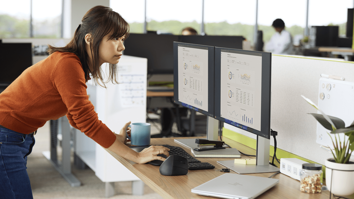 An employee using the HP Workforce Experience Platform